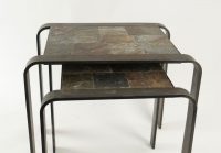 Table gigogne des années 1960-1970 en fer forgé et ardoise.