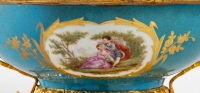 Une coupe en porcelaine de style sèvres, fin XIXème siècle