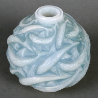 Vase « Oléron » verre opalescent double couche patiné bleu de René LALIQUE