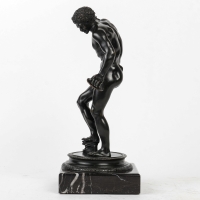 Statue en bronze reprenant le modèle du faune aux cymbales, épreuve à patine sombre, travail du XIXe siècle