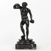 Statue en bronze reprenant le modèle du faune aux cymbales, épreuve à patine sombre, travail du XIXe siècle