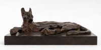 Serval couché, bronze signé Thierry Van Ryswyck, XXème siècle