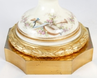 Paire de vases en porcelaine couleur crème et bronze doré, XIXème siècle