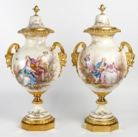 Paire de vases en porcelaine couleur crème et bronze doré, XIXème siècle
