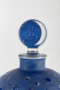 Flacon Géant &quot;Dans La Nuit&quot; verre blanc patiné bleu de René LALIQUE