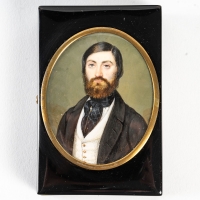 Boîte en écaille de tortue, ornée d&#039;une miniature sur ivoire figurant le portrait d&#039;un jeune homme, XIXe siècle.