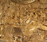 Important plateau en bronze doré, décors de bas reliefs, XIXème siècle