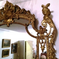 Exceptionnel miroir de boiserie d&#039;époque Régence en bois sculpté et doré
