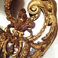 Exceptionnel miroir de boiserie d&#039;époque Régence en bois sculpté et doré