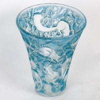 Vase « Sénart » verre blanc patiné bleu de René LALIQUE