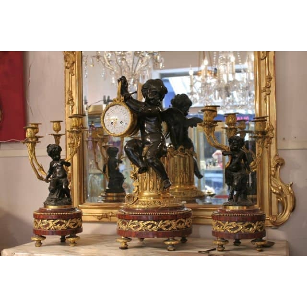 Garniture de cheminée, mouvement de Denière | Biron ||
