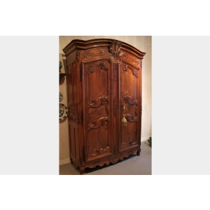 Armoire Lyonnaise en Noyer 18ème Siècle | Biron 