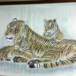 4 grandes peintures sur papier, encadrées, de tigres avec leurs petits | Biron IMG_1501