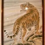 4 grandes peintures sur papier, encadrées, de tigres avec leurs petits | Biron P1060241
