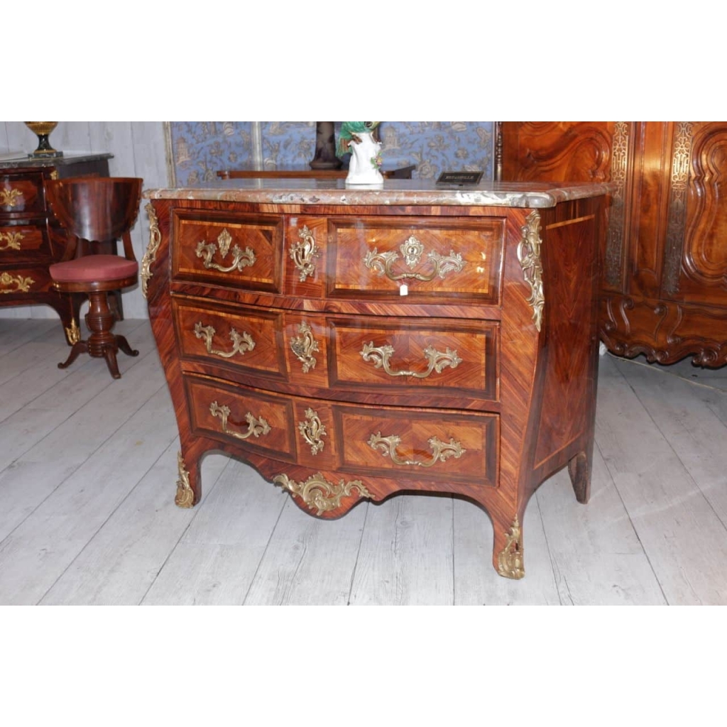 Commode d’époque Louis XV en bois de violette estampillée de Jean-Baptiste HEDOUIN | Biron ||