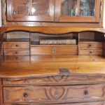 Commode Scriban en noyer surmontée d’une bibliothèque | Biron IMG_4732