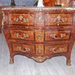 Commode d’époque Louis XV en bois de violette estampillée de Jean-Baptiste HEDOUIN | Biron IMG_4734