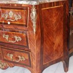 Commode d’époque Louis XV en bois de violette estampillée de Jean-Baptiste HEDOUIN | Biron IMG_4738