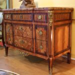 Commode de l’Est époque Louis XVI en marqueterie de fleurs et motifs géométriques | Biron IMG_1798