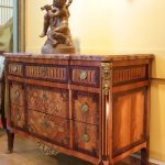 Commode de l’Est époque Louis XVI en marqueterie de fleurs et motifs géométriques | Biron IMG_1800