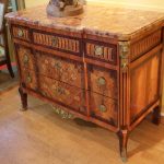 Commode de l’Est époque Louis XVI en marqueterie de fleurs et motifs géométriques | Biron IMG_1804