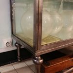 Vitrine en acier à 3 étagères et 1 porte | Biron IMG_4702