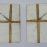 Paire de plaques de porcelaine blanche et bleue décorées à l’antique, entre 1830 et 1850 | Biron 4274d0e3138a463c119d5aac09ecd554fb896a0a