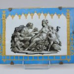 Paire de plaques de porcelaine blanche et bleue décorées à l’antique, entre 1830 et 1850 | Biron 891027cb664bb4473eb51f5f753cc4bb0dfebe5e