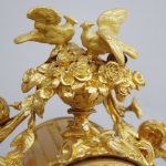 Pendule de style Louis XVI en bronze doré | Biron ca14060f41a40623927871e3b82455684fc71d3a