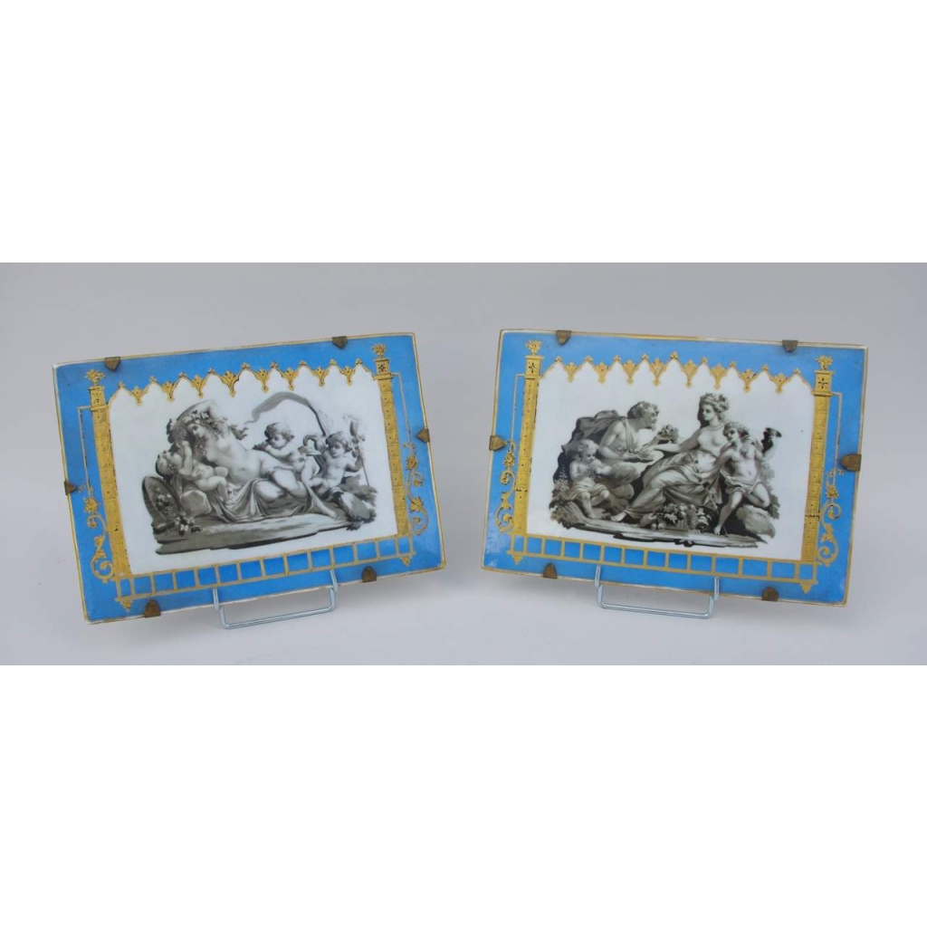 Paire de plaques de porcelaine blanche et bleue décorées à l’antique, entre 1830 et 1850 | Biron 