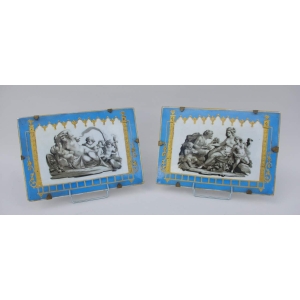 Paire de plaques de porcelaine blanche et bleue décorées à l’antique, entre 1830 et 1850 | Biron 