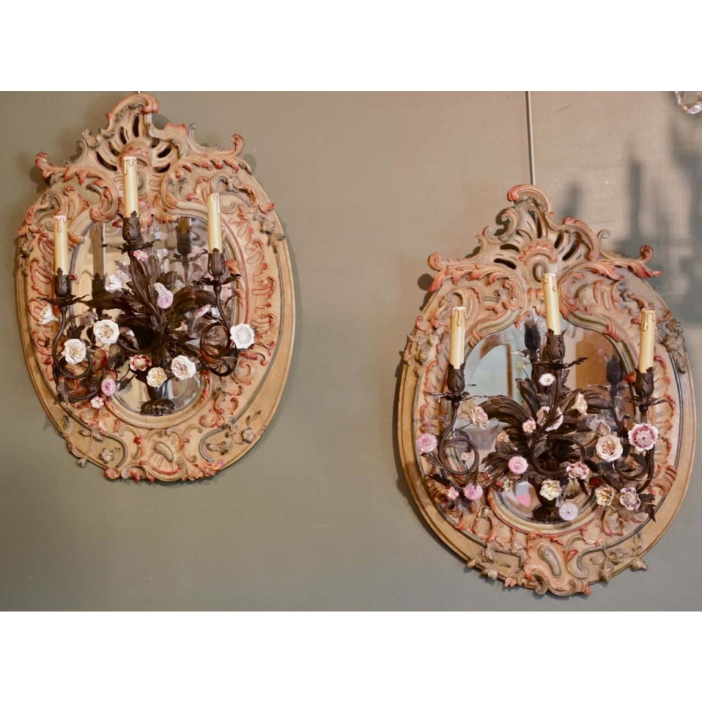 Paire d’appliques XIXème siècle en tôle peinte et porcelaine | Biron 