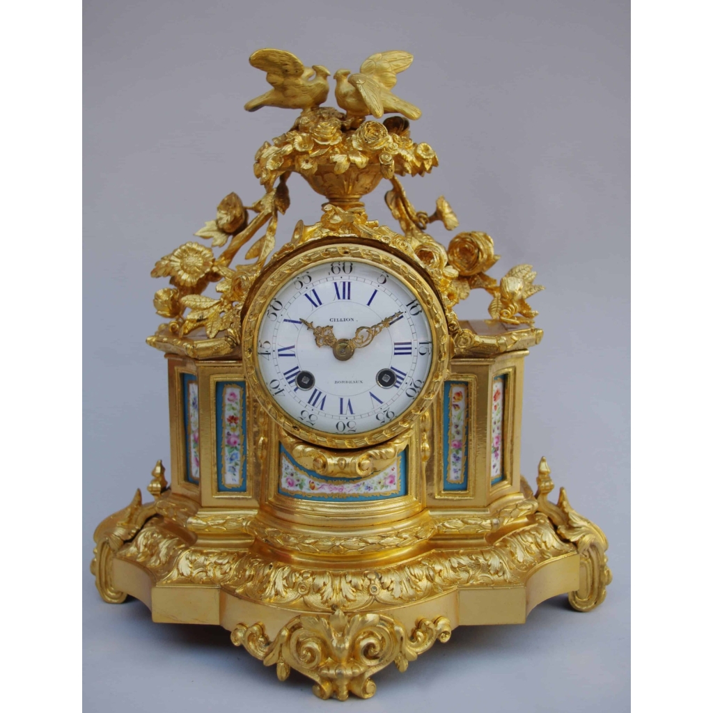 Pendule de style Louis XVI en bronze doré | Biron 