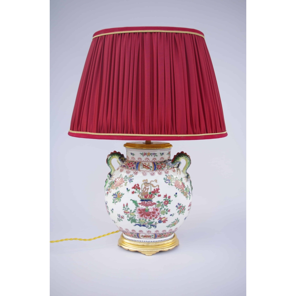 Lampe en porcelaine ovale à décor chinoisant, XXe Siècle | Biron 