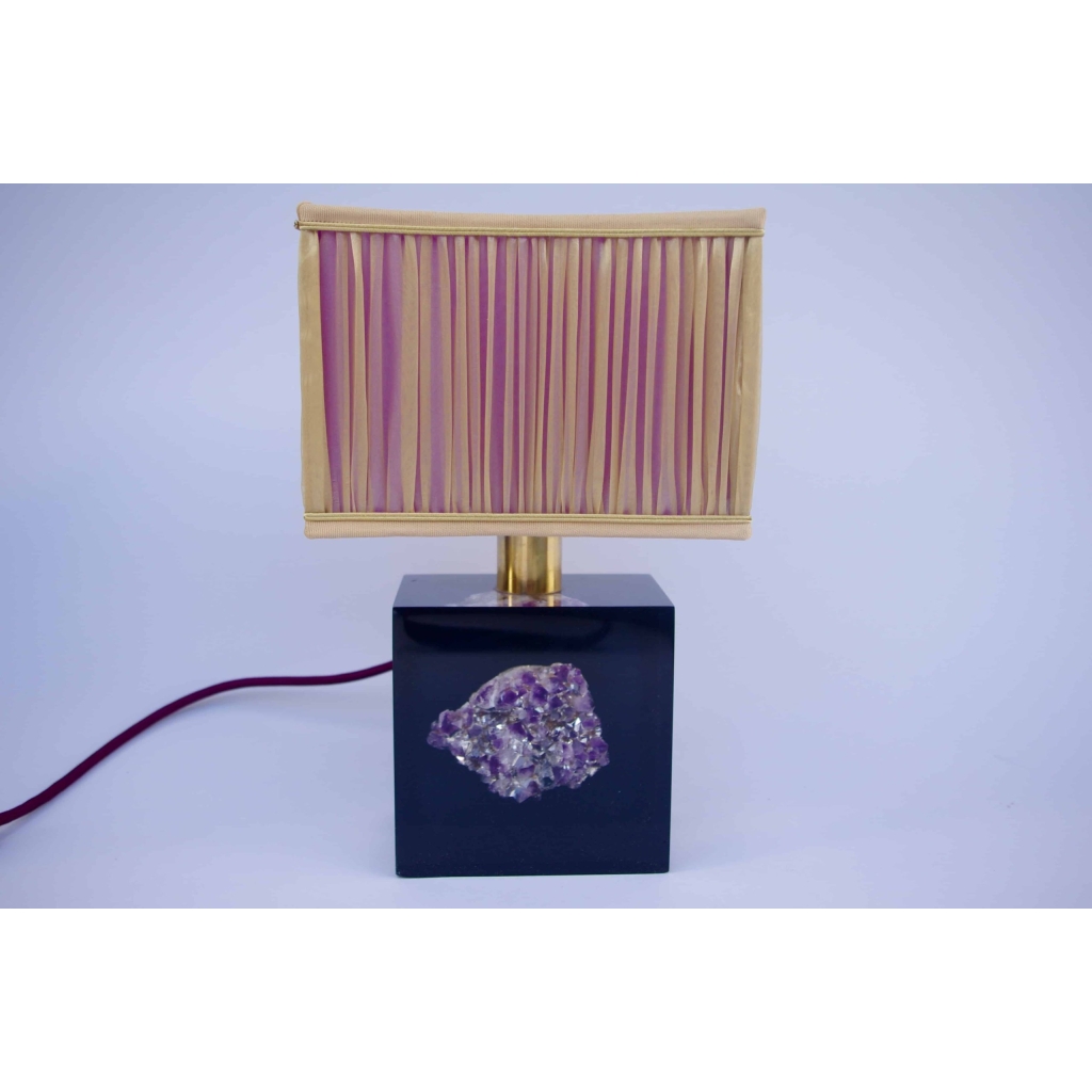 Lampe en résine violette incrustée d’une améthyste, circa 1970 | Biron ||