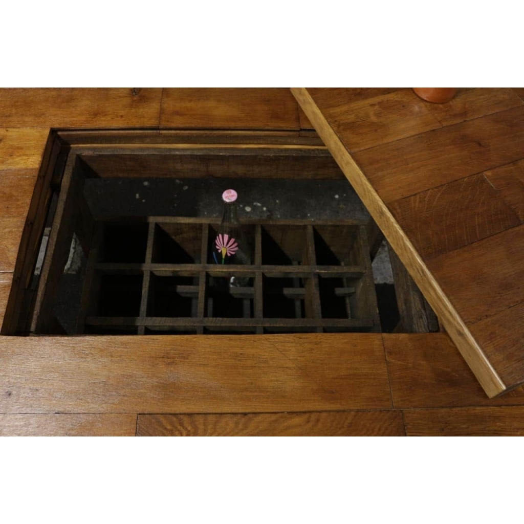Table basse avec casier à bouteilles (création) | Biron Table basse avec casier à bouteilles (création)
