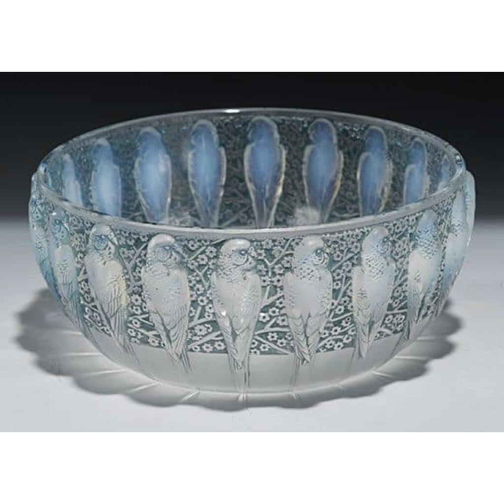 LALIQUE (René) Paire de coupe « perruches » en verre moulé-pressé opalescent et patiné | Biron |