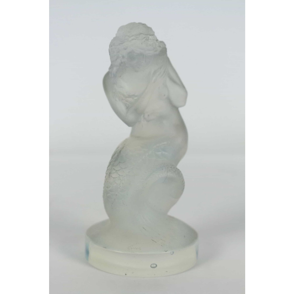 RENE LALIQUE (1860-1945) Mascotte « Naiade » opalescente | Biron |||