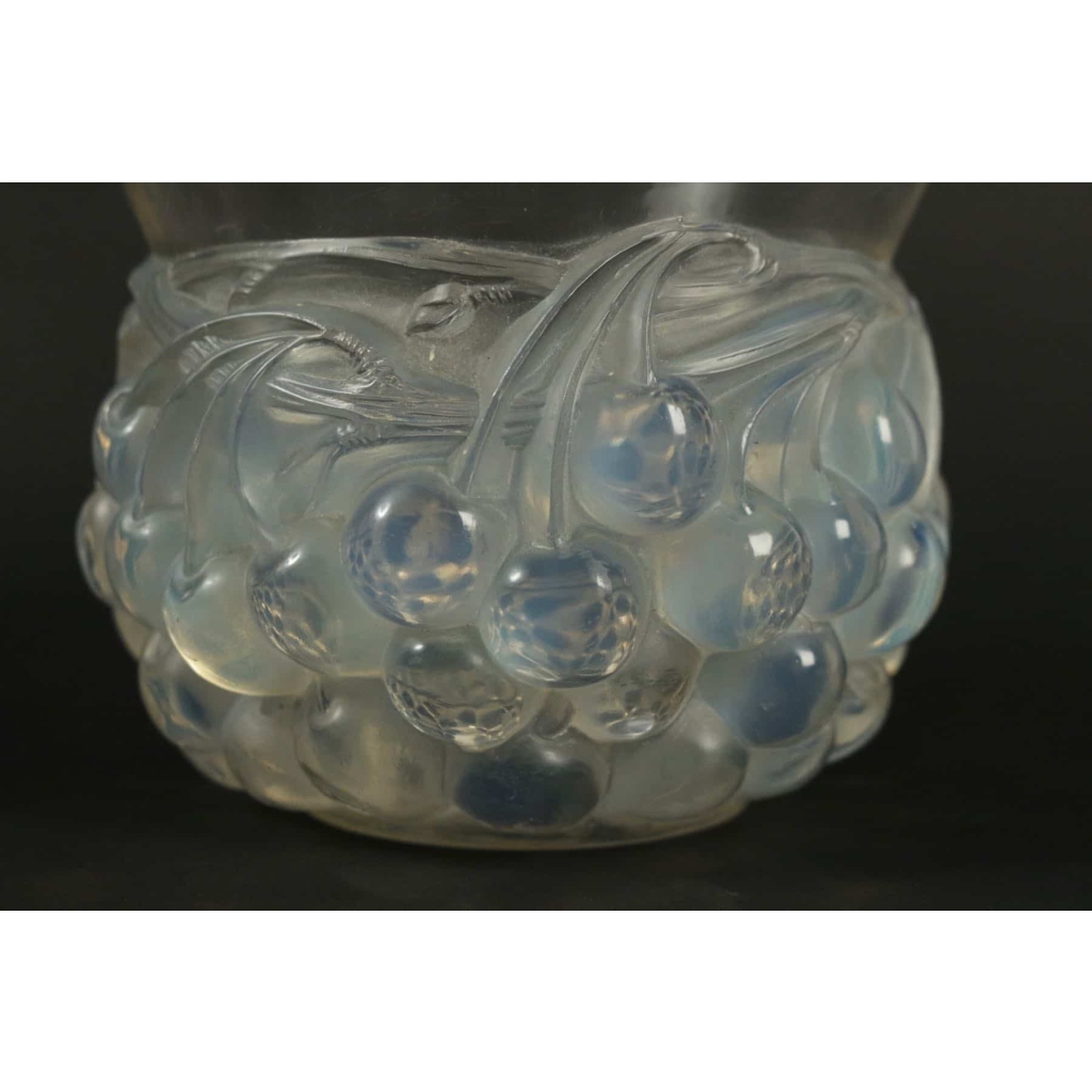 RENE LALIQUE (1860-1945) vase « Cerises opalescent » 1930 | Biron ||