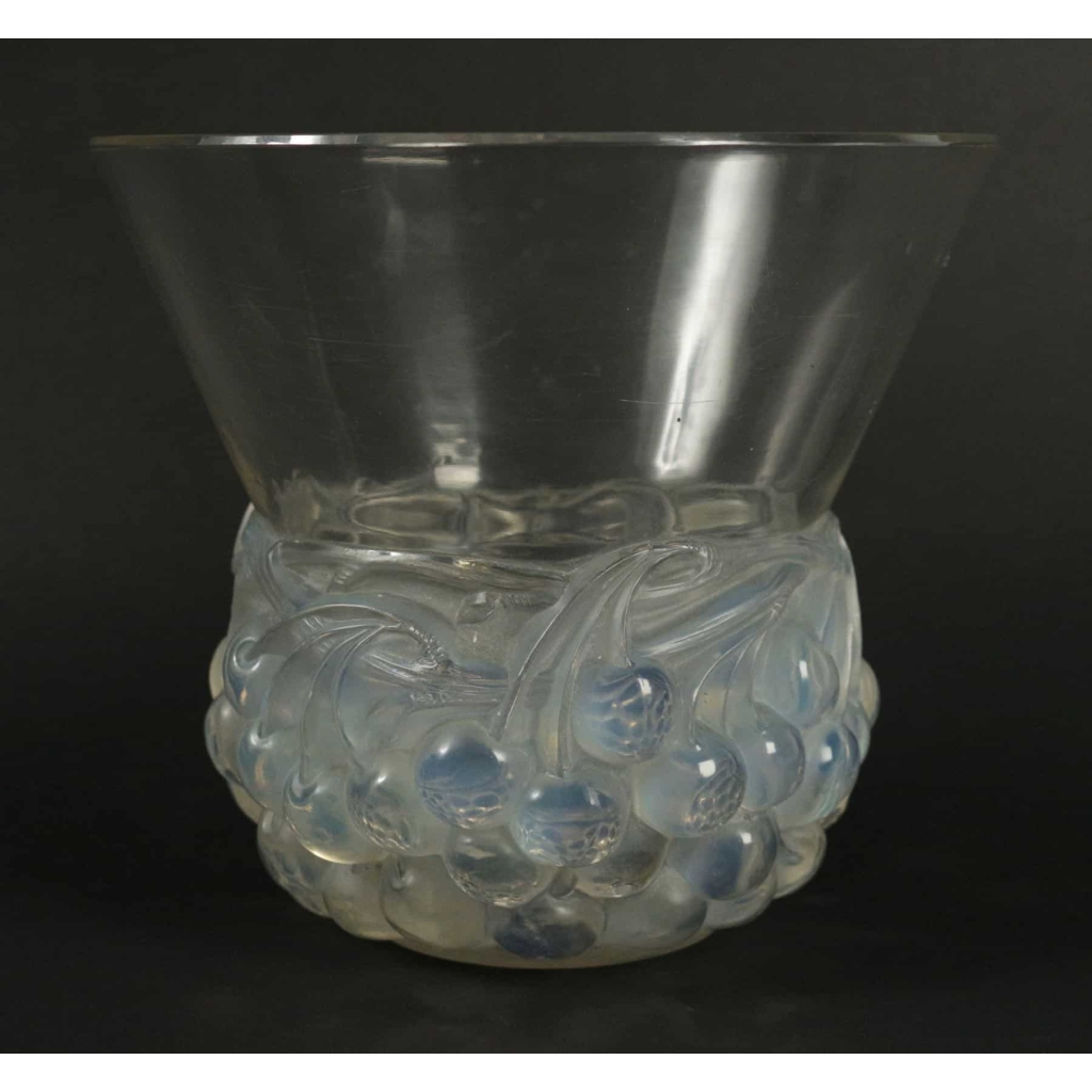 RENE LALIQUE (1860-1945) vase « Cerises opalescent » 1930 | Biron RENE LALIQUE (1860-1945) vase "Cerises opalescent" 1930