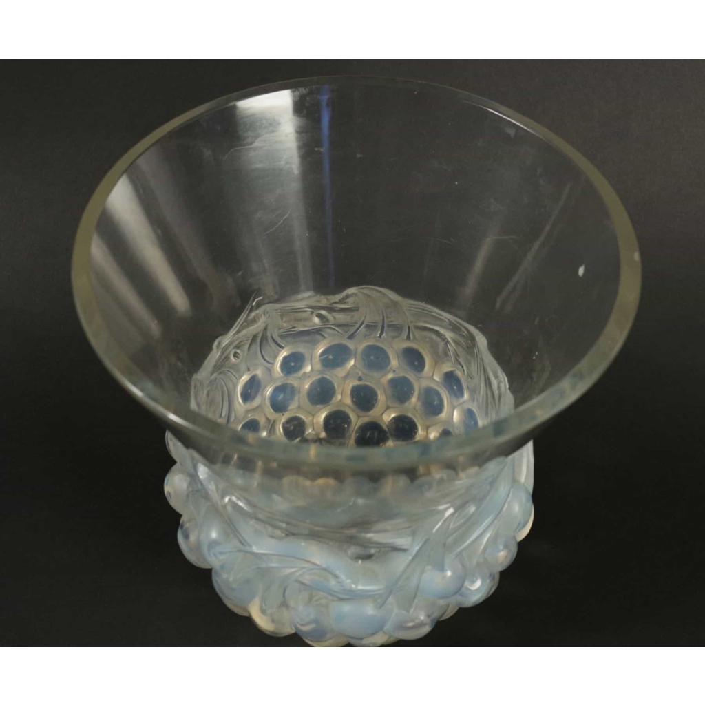 RENE LALIQUE (1860-1945) vase « Cerises opalescent » 1930 | Biron RENE LALIQUE (1860-1945) vase "Cerises opalescent" 1930