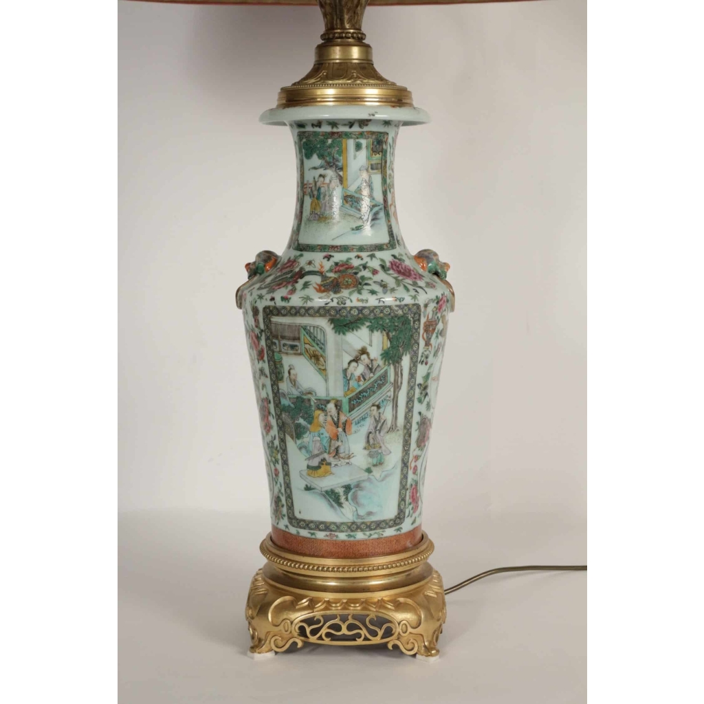 Importante lampe Chinoise du début du XXème siècle , monté de bronze doré | Biron Importante lampe Chinoise du début du XXème siècle , monté de bronze doré