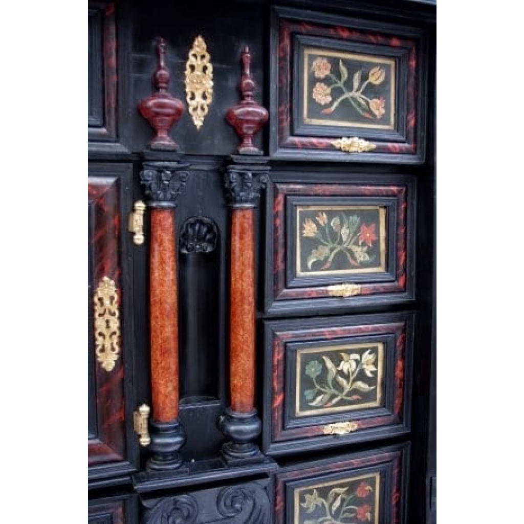 Cabinet italien du XVIIème siècle en ébène et marqueterie de pierres dures | Biron Cabinet italien du XVIIème siècle en ébène et marqueterie de pierres dures