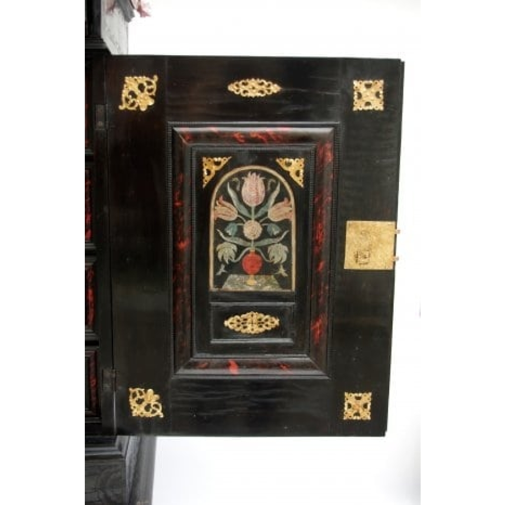 Cabinet italien du XVIIème siècle en ébène et marqueterie de pierres dures | Biron Cabinet italien du XVIIème siècle en ébène et marqueterie de pierres dures