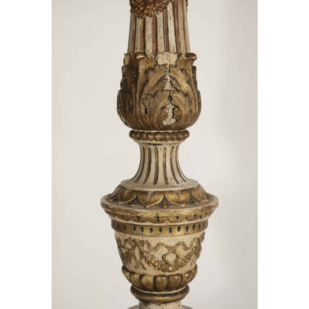 Pique cierge en bois sculpté laqué et doré, 19ème siècle. | Biron Pique cierge en bois sculpté laqué et doré, 19ème siècle.