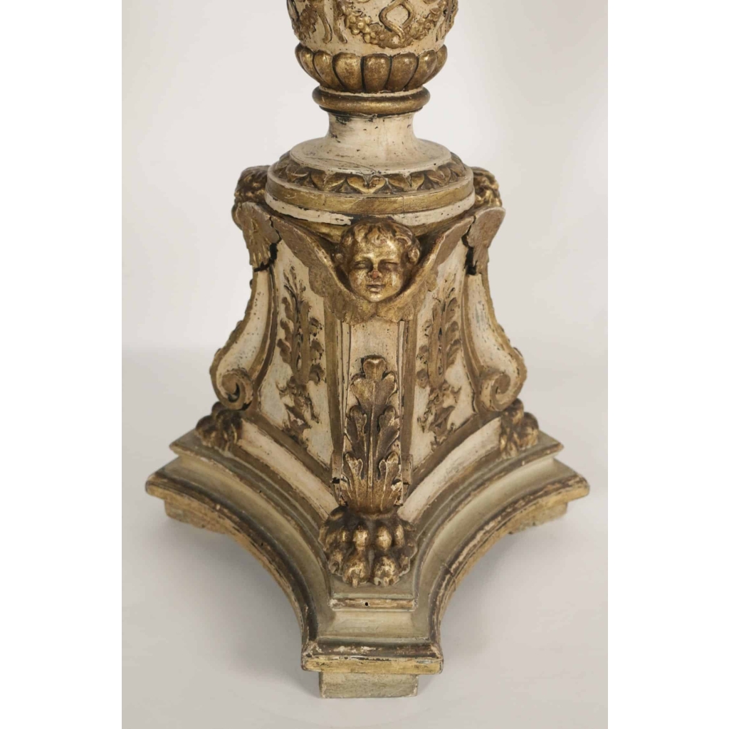 Pique cierge en bois sculpté laqué et doré, 19ème siècle. | Biron Pique cierge en bois sculpté laqué et doré, 19ème siècle.