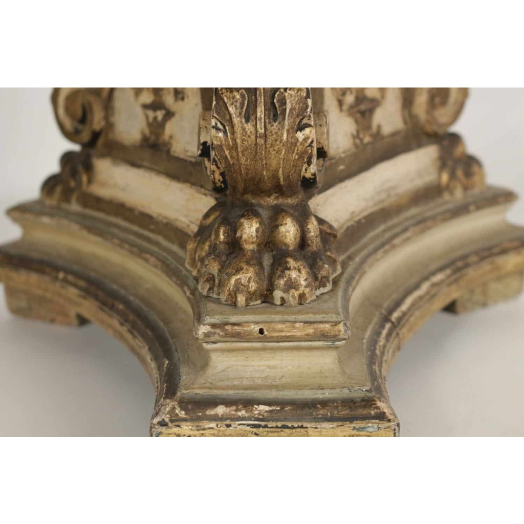 Pique cierge en bois sculpté laqué et doré, 19ème siècle. | Biron Pique cierge en bois sculpté laqué et doré, 19ème siècle.