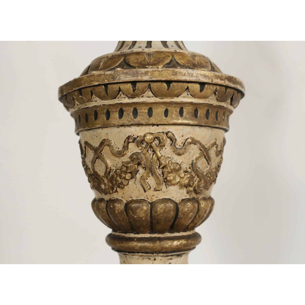 Pique cierge en bois sculpté laqué et doré, 19ème siècle. | Biron Pique cierge en bois sculpté laqué et doré, 19ème siècle.