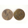– Deux plats en céramique de Alan Beitner polychrome vernissée à décor abstrait, marque sous le plat. | Biron ||||||||
