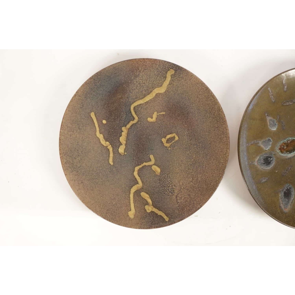 – Deux plats en céramique de Alan Beitner polychrome vernissée à décor abstrait, marque sous le plat. | Biron - Deux plats en céramique de Alan Beitner polychrome vernissée à décor abstrait, marque sous le plat.